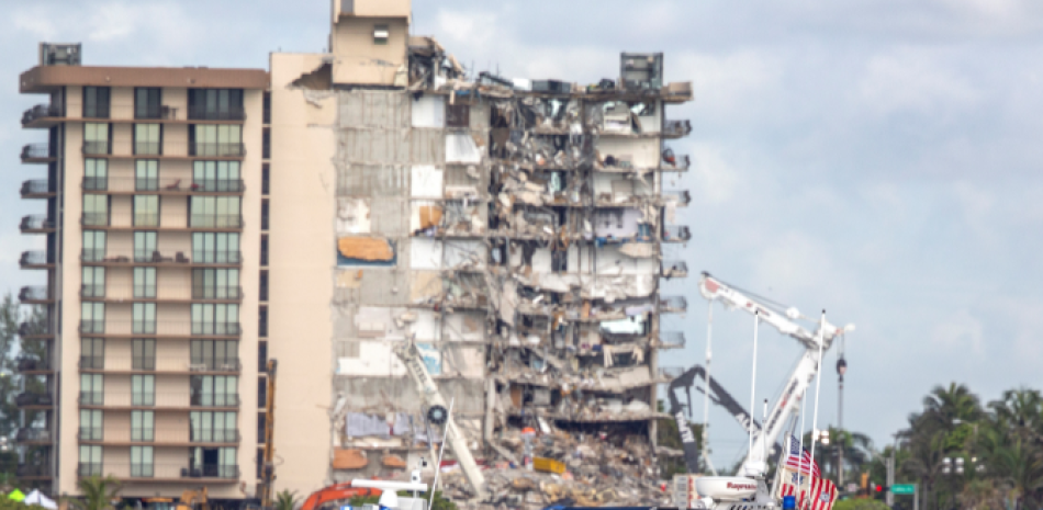 Vista de los trabajos en el edificio Champlain Towers South, este 1 de julio de 2021, derrumbado en Surfside, Florida. EFE/Cristóbal Herrera