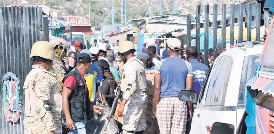 Comerciantes haitianos cruzan la frontera para compran y venden en el mercado binacional de Dajabón.