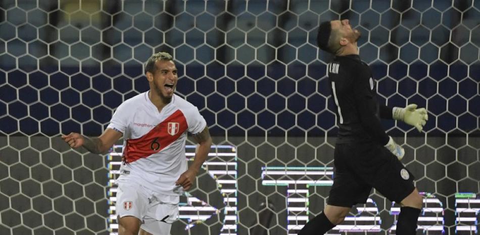 Miguel Trauco, de Perú, celebra luego de anotar el penal decisivo en el partido de cuartos de final frente a Paraguay en la Copa América.