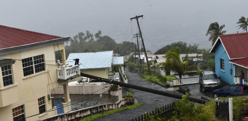 Un poste eléctrico derribado por el huracán Elsa se apoya sobre un balcón el viernes 2 de julio de 2021, en Cedars, San Vicente.

Foto: AP/Orvil Samuel