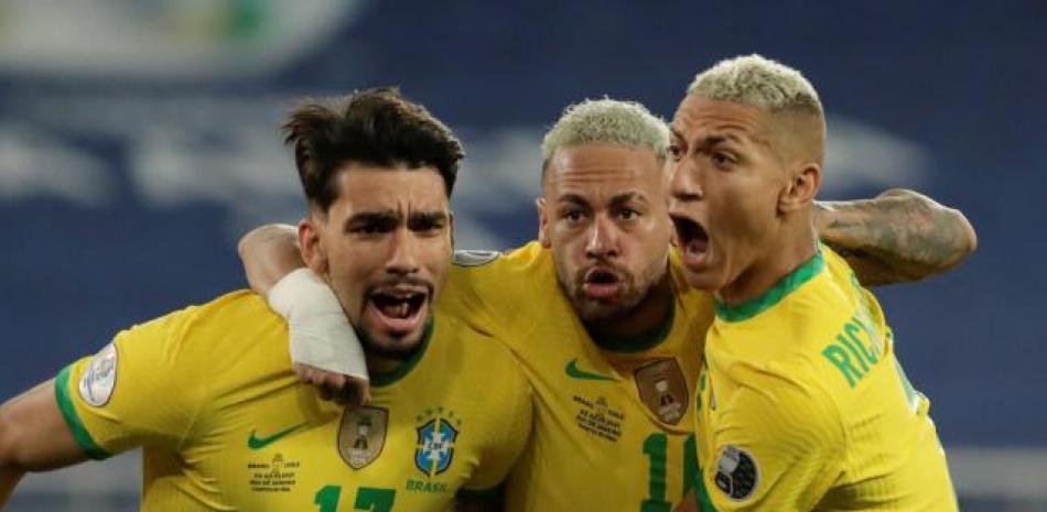 Neymar festeja junto a Luis Paquetá y otro compañero luego del gol marcado por el jugador reservista.