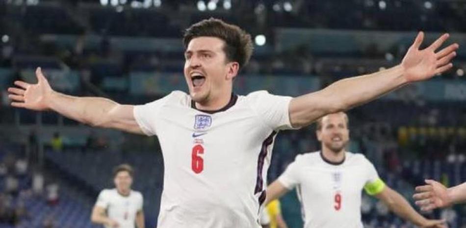 Harry Maguire celebra tras anotar el segundo gol de Inglaterra en la victoria 4-0 ante Ucrania en los cuartos de final de la Euro 2021.