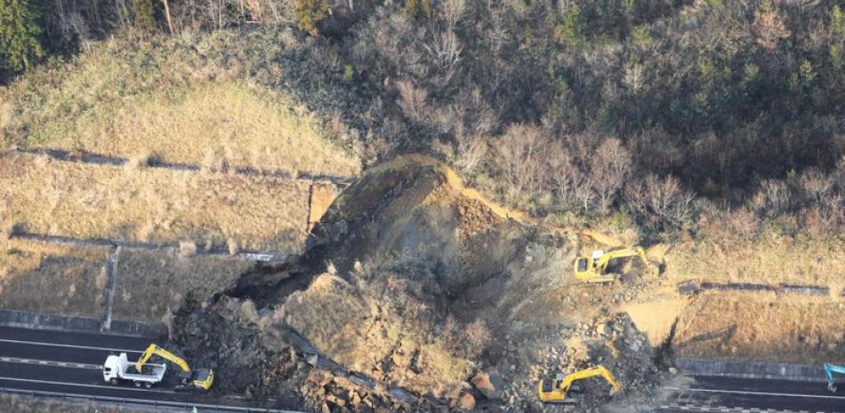 Un tramo de autopista se ve bloqueado por un deslizamiento de tierra tras un sismo en la ciudad de Soma, en la prefectura de Fukushima, nordeste de Japón, el domingo 14 de febrero de 2021.

Foto: Hironori Asakawa/Kyodo News/AP