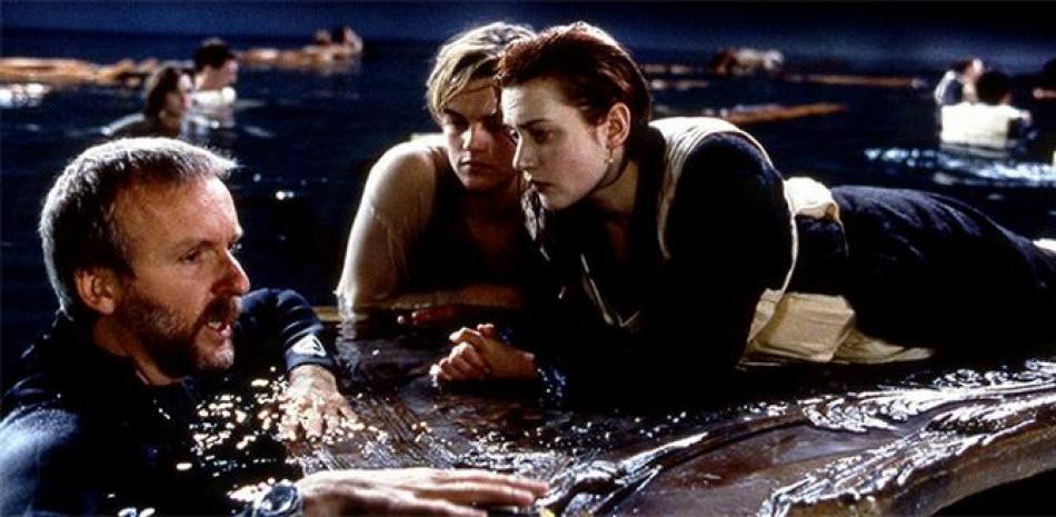 James Cameron, dirige a Leonardo Di Caprio y Kate Winsley en una escena de “Titanic”