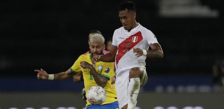 Neymar, de la selección de Brasil, y Renato Tapia, de Perú, disputan un balón durante un partido de la Copa América.