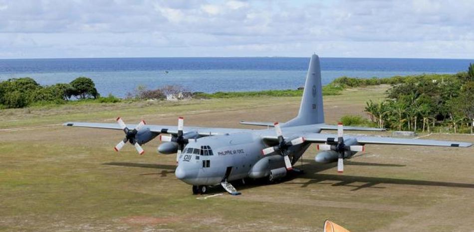Esta imagen de archivo del 21 de abril de 2017, un avión C-130 de transporte de tropas de la Fuerza Aérea de Filipinas, en la isla de Thitu, en el archipiélago disputado de Spratlys, en el Mar de la China Meridional en el oeste de Filipina.

Foto: AP/Bullit Marquez