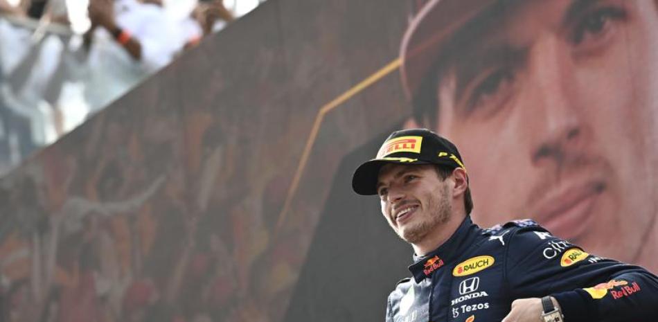 El piloto de Red Bull Max Verstappen celebra luego de ganar el Gran Premio de Austria en el circuito de Spielberg, Austria.