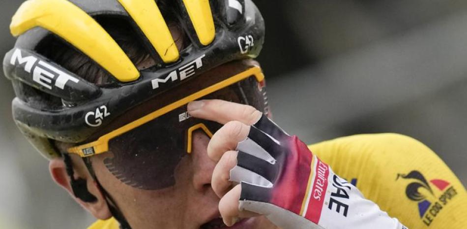 El esloveno Tadej Pogacar porta el maillot amarillo mientras cruza la meta de la novena etapa del Tour de Francia, en Tignes, Francia.