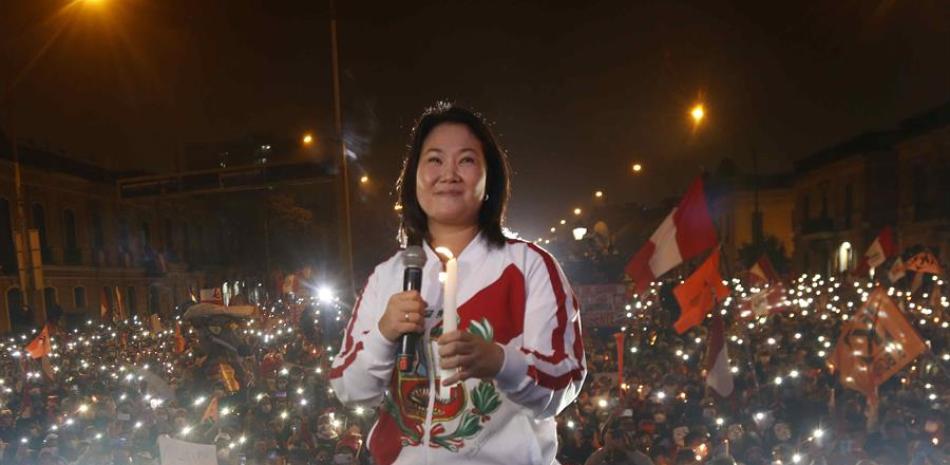 La derechista Keiko Fujimori participa en una manifestación hoy, en Lima (Perú). Por segunda semana consecutiva dos marchas paralelas exhiben la profunda división del Perú entre quienes denuncian, sin pruebas, que hubo "fraude" en las elecciones del pasado día 6 y los que ven un "golpe de Estado" en las maniobras de la candidata Keiko Fujimori para revertir sus resultados. EFE/ Gian Masko