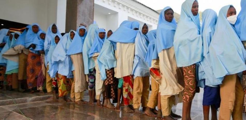 Decenas de niñas que fueron secuestradas en un internado hacen una fila luego de ser liberadas, en el estado Zamfara, en el noroeste de Nigeria, el 2 de marzo de 2021.  Reuters/Afolabi Sotunde vía France24