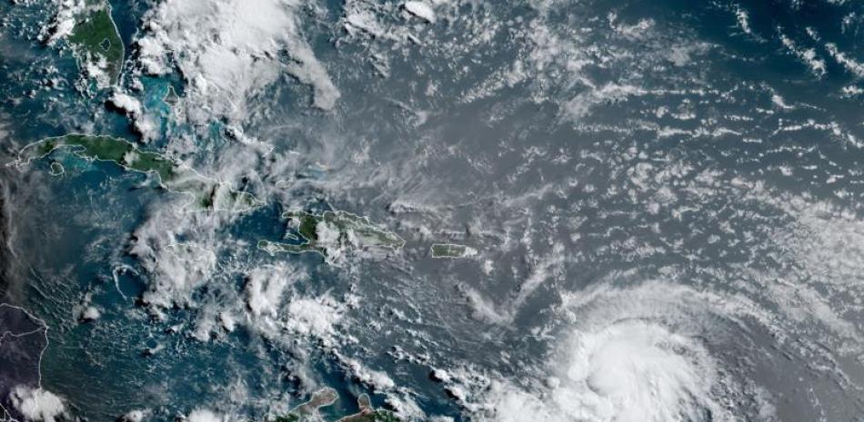 Esta imagen satelital porporcionada por la Oficina Nacional de Administración Oceánica y Atmosférica de Estados Unidos (NOAA por sus siglas en inglés) muestra al huracán Elsa dirigiéndose al Caribe, sobre Barbados, el viernes 2 de julio de 2021, a las 8:00 de la mañana (hora del este de Estados Unidos).

Foto: NOAA/NESDIS/STAR GOES vía AP