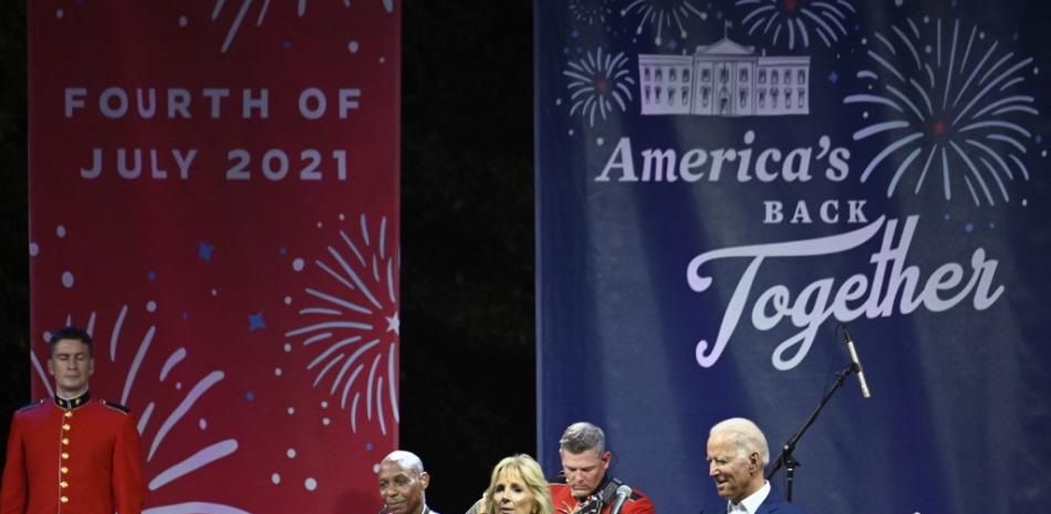 El presidente estadounidense Joe Biden (derecha) y la primera dama Jill Biden suben al escenario durante las celebraciones del Día de la Independencia en la Casa Blanca en Washington, DC, 4 de julio de 2021. ANDREW CABALLERO-REYNOLDS / AFP