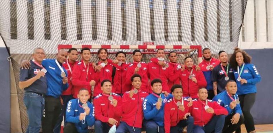 Selección juvenil junto a la entrenadora Crisleidy Hernández posan con sus medallas.