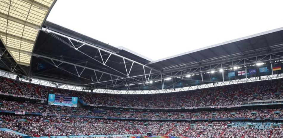 Esta fotografía muestra a los jugadores de Alemania (derecha) durante el himno nacional de su país previo al partido de octavos de final contra Inglaterra de la Euro 2020, en el estadio Wembley, en Londres.
