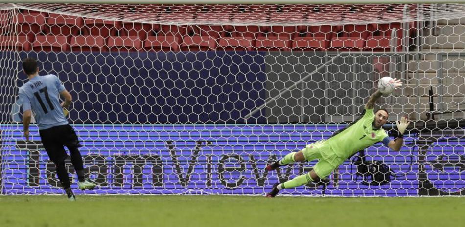 David Ospina, arquero de Colombia, desvía el penal de Matías Viña, de Uruguay, para definir la tanda en el partido de cuartos de final de la Copa América.