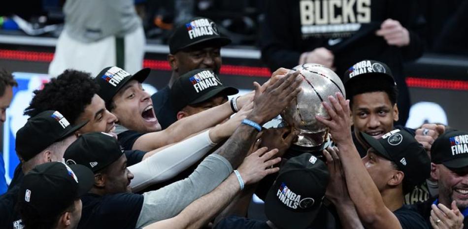 Los Bucks de Milwaukee celebran con el trofeo después de vencer a los Hawks de Atlanta en el Juego 6 de la final de la Conferencia Este y avanzar a las Finales de la NBA.