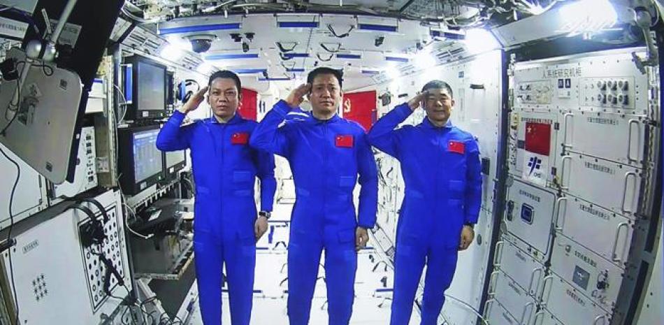 En esta imagen tomada de un video difundido por la televisora estatal china CCTV, Liu Boming sale del módulo principal de la nueva estación espacial china, el domingo 4 de julio de 2021.

Foto: CCTV via AP