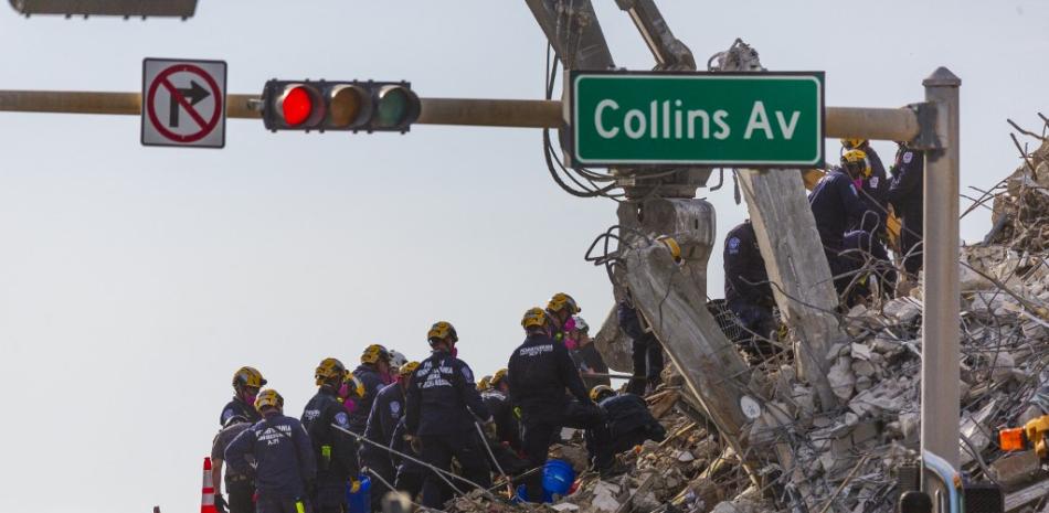 Los equipos de rescate continúan trabajando en una pila de escombros después de que el condominio Champlain Towers South de 12 pisos, parcialmente derrumbado, fuera derribado con una demolición controlada el 5 de julio de 2021 en Surfside, Florida.

Foto: Saúl Martínez/ Getty Images/ AFP