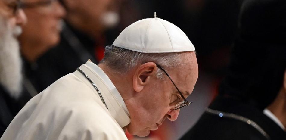 El Papa Francisco reza con los líderes cristianos del Líbano durante un "breve momento de oración, día de reflexión y oración en el Líbano" en el Altar de la Confesión en la Basílica de San Pedro en el Vaticano el 1 de julio de 2021.

Foto: Andreas Solaro/ AFP