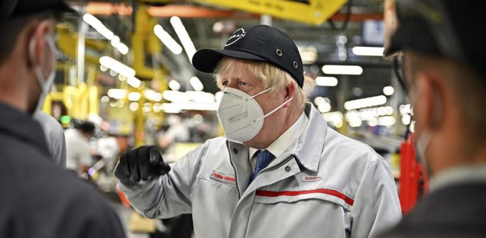El primer ministro de Gran Bretaña Boris Johnson durante su visita a la planta de Nissan en Sunderland, Inglaterra, el jueves 1 de julio de 2021. (Jeff J Mitchell/Pool Photo vía AP)