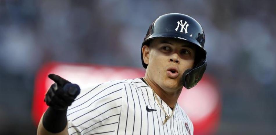 Gio Urshela, de los Yanquis, celebra tras su jonrón de tres carreras en el partido del domingo frente a los Mets de Nueva York.