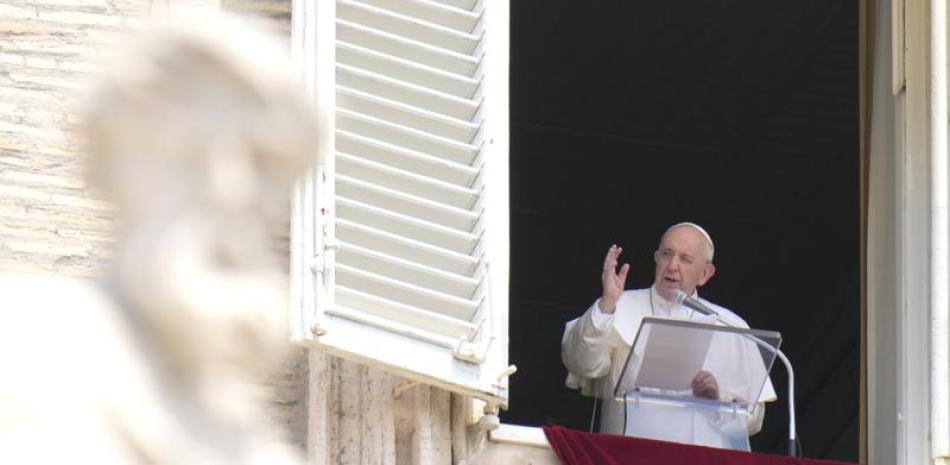 El papa Francisco bendice a los feligreses durante la plegaria del Angelus desde la ventana de su estudio frente a la Plaza de San Pedro, el domingo 4 de julio de 2021, en el Vaticano. (AP Foto/Alessandra Tarantino)