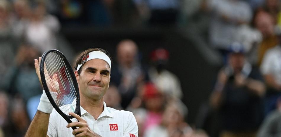 Roger Federer celebra luego de su victoria en los octavos de final del Abierto de Wimbledon frente a Lorenzo Sonego.