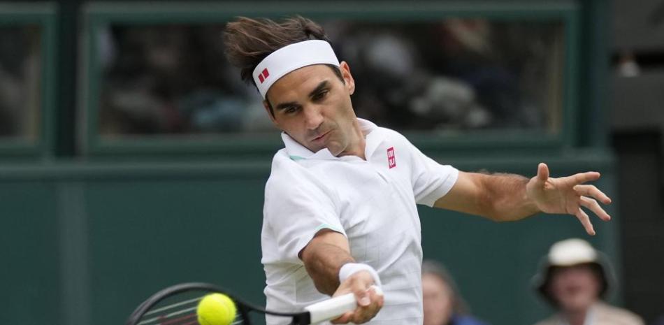 Roger Federer devuelve ante Lorenzo Sonego en los octavos de final del torneo de Wimbledon, este lunes.