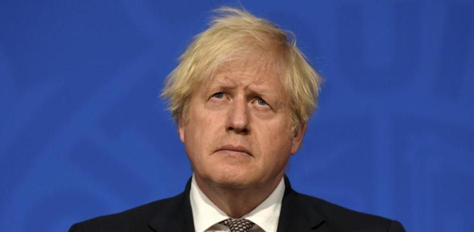 El primer ministro británico Boris Johnson habla durante una conferencia de prensa sobre el coronavirus en Downing Street, Londres, el lunes 5 de julio de 2021. (Daniel Leal-Olivas/Pool Photo vía AP)