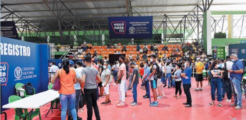 El centro de vacunación del pabellón de karate del estadio olímpico registró una mayor cantidad de personas ayer.