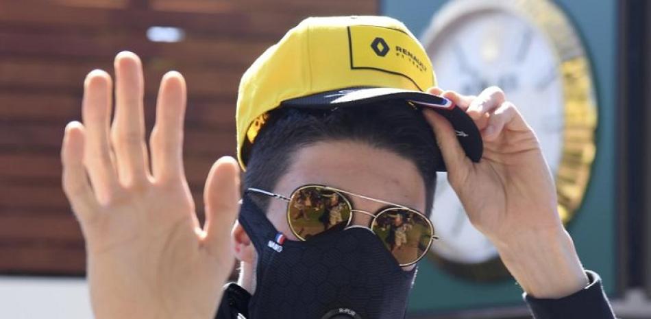 El piloto francés de Renault Esteban Ocon saluda a su llegada para el Gran Premio de Fórmula 1 de Australia en Melbourne, el año pasado.