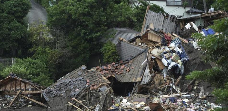 Esta fotografía del lunes 5 de julio de 2021 muestra casas e infraestructuras dañadas debido a un deslave provocado por fuertes lluvias en Atami, prefectura de Shizouka, al oeste de Tokio. (AP Foto/Eugene Hoshiko)