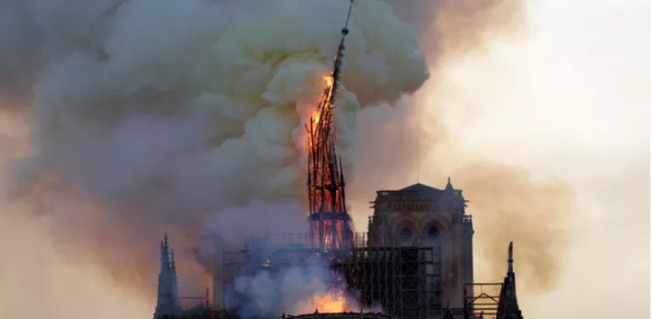 La”flèche” de Notre-Dame se hunde por el incendio. Fuente: AFP / Geoffroy Van Der Hasselt