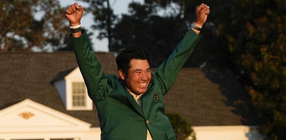 El japonés Hideki Matsuyama celebra al recibir el chaleco verde como campeón del Masters en Augusta, Georgia.