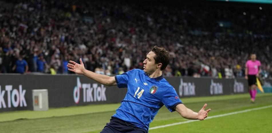 Federico Chiesa celebra tras marcar el primer gol de Italia ante España en la semifinal de la Euro 2020.