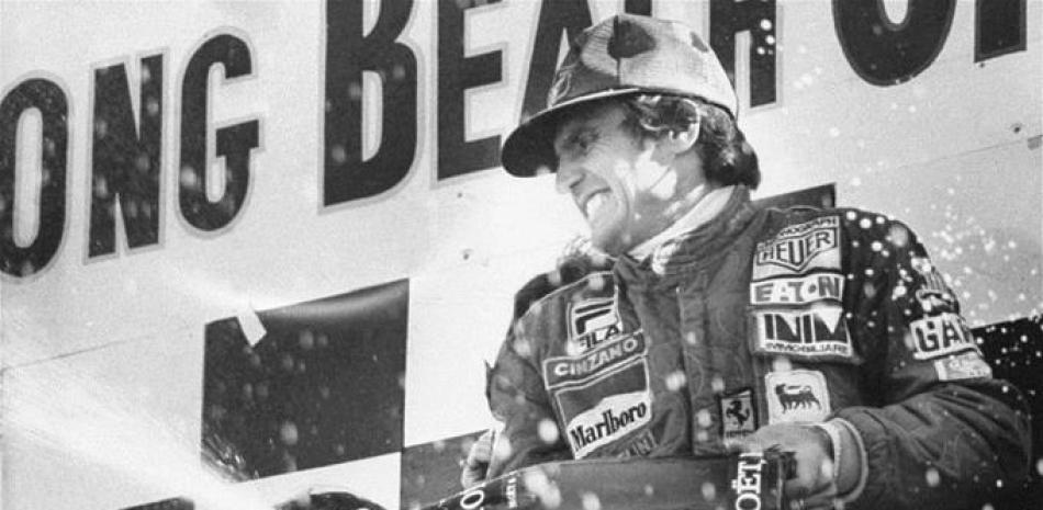 El piloto argentino Carlos Reutemann celebra su victoria en el Gran Premio de Long Beach en California, el 2 de abril de 1978.