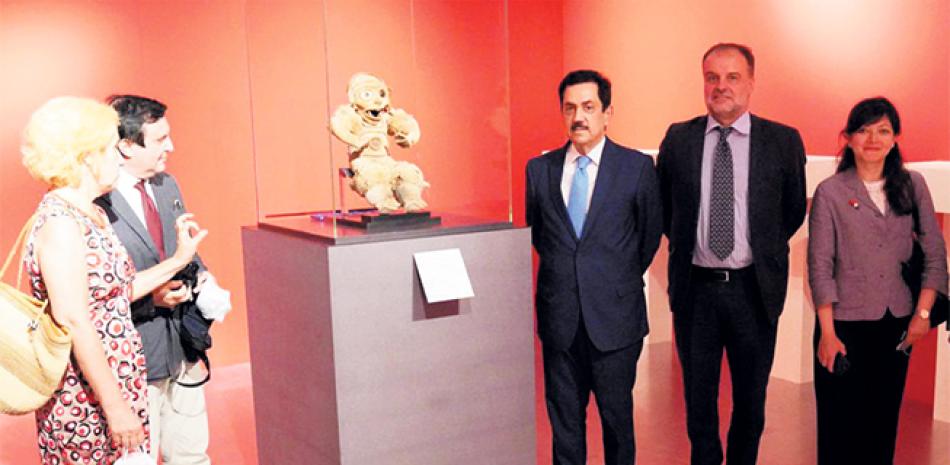 El embajador Tony Raful (centro) logró un acuerdo con la Universidad Turín relativo a la exhibición del Cemí de Algodón. EXTERNA