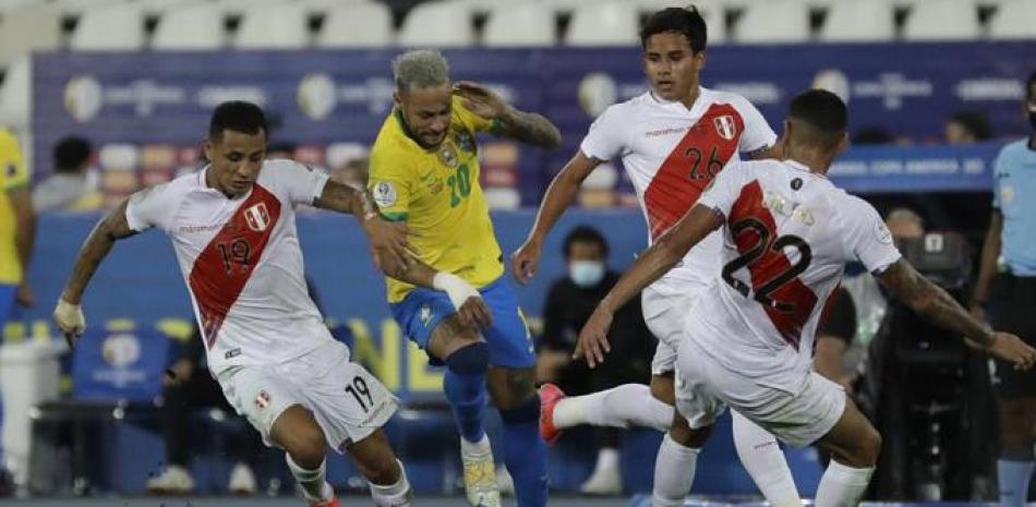 El delantero brasileño Neymar (centro) se abre paso entre jugadores de Perú en las semifinales de la Copa América, el lunes pasado, en Río de Janeiro.