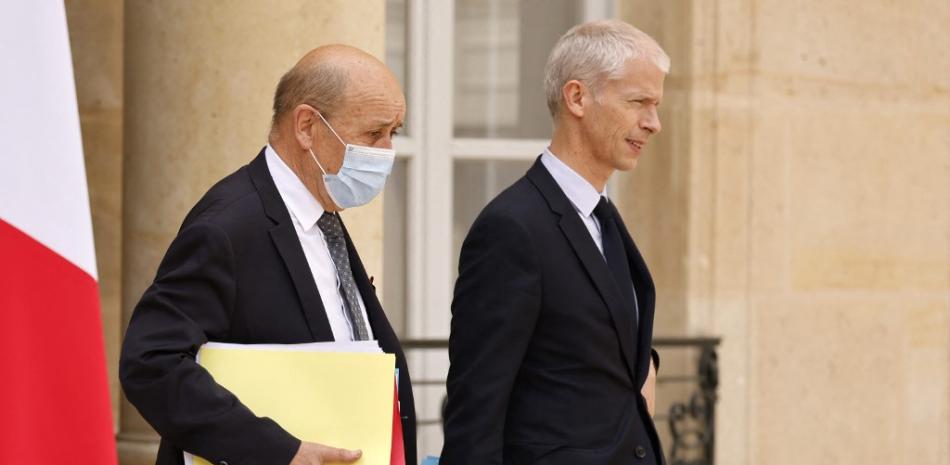 El ministro francés de Asuntos Exteriores y de Europa, Jean-Yves Le Drian, y el ministro francés de Comercio Exterior, Franck Riester, se marchan después de participar en la reunión semanal del gabinete en el Palacio Presidencial del Elíseo en París el 7 de julio de 2021. Ludovic MARIN / AFP