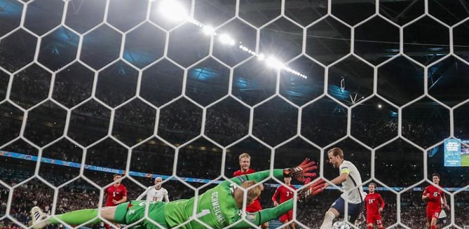 Harry Kane anota el segundo gol de Inglaterra en la victoria 2-1 ante Dinamarca en las semifinales de la Euro 2020.