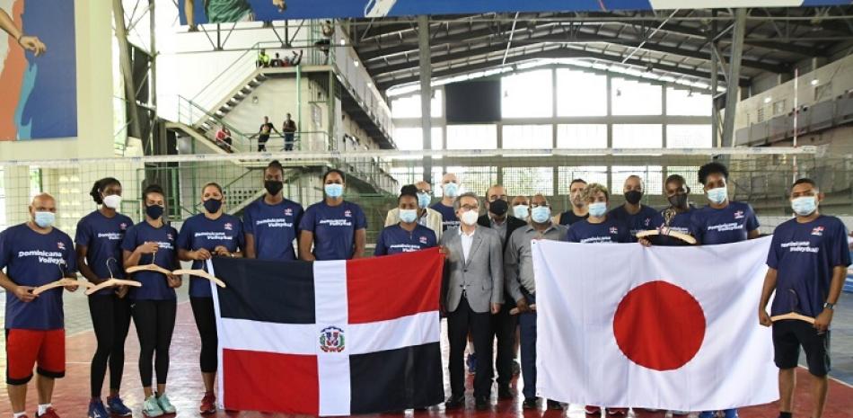 El embajador de Japón en el país al momento de despedir a las Reinas del Caribe que parten este viernes para Japón a una base de entrenamientos.