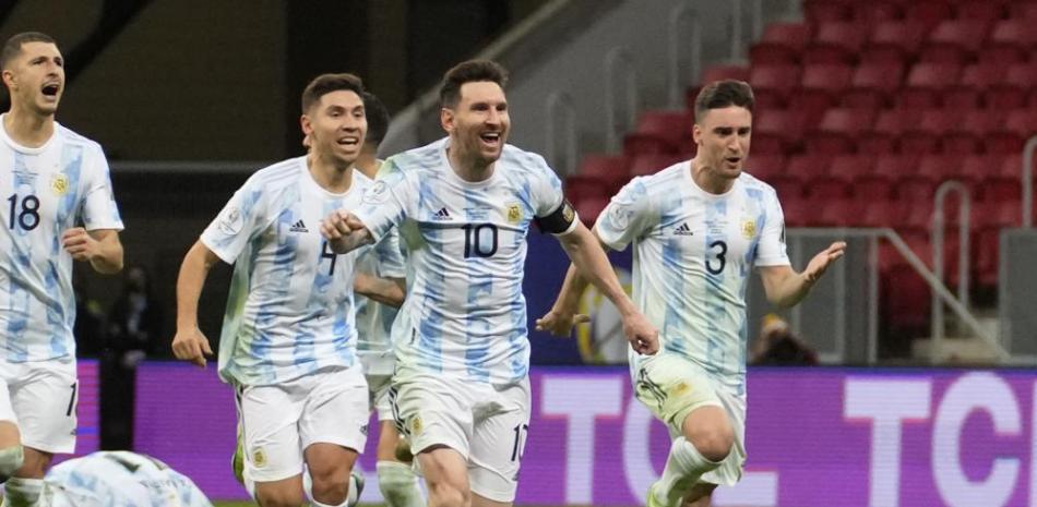 Lionel Messi (10) corre con sus compañeros para celebrar la victoria de Argentina por penales ante Colombia en las semifinales de la Copa América.