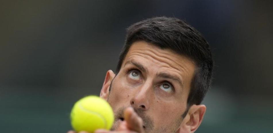Novak Djokovic se apresta a realizar un servicio en su partido de cuartos de final en el Abierto de Wimbledon.
