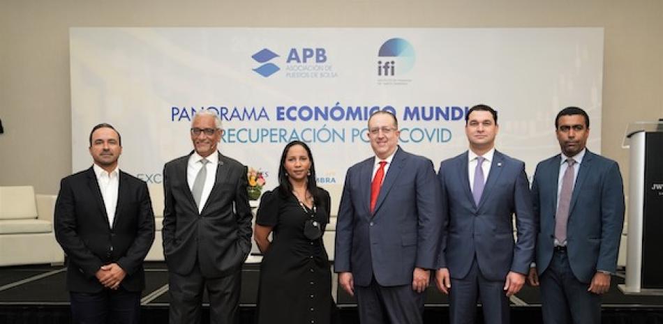 Javier Tejada, Raúl Féliz,  Jacqueline Mora, Magín Díaz, José Manuel Cuervo y Raúl Hernández.
