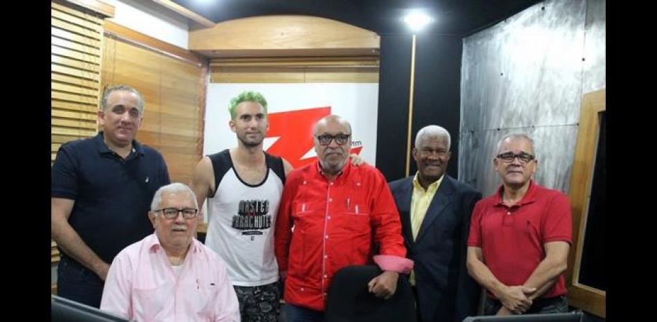 Willy Rodríguez, al centro con camisa roja y lentos, es un pionero en la radiodifusión de frecuencia modulada.