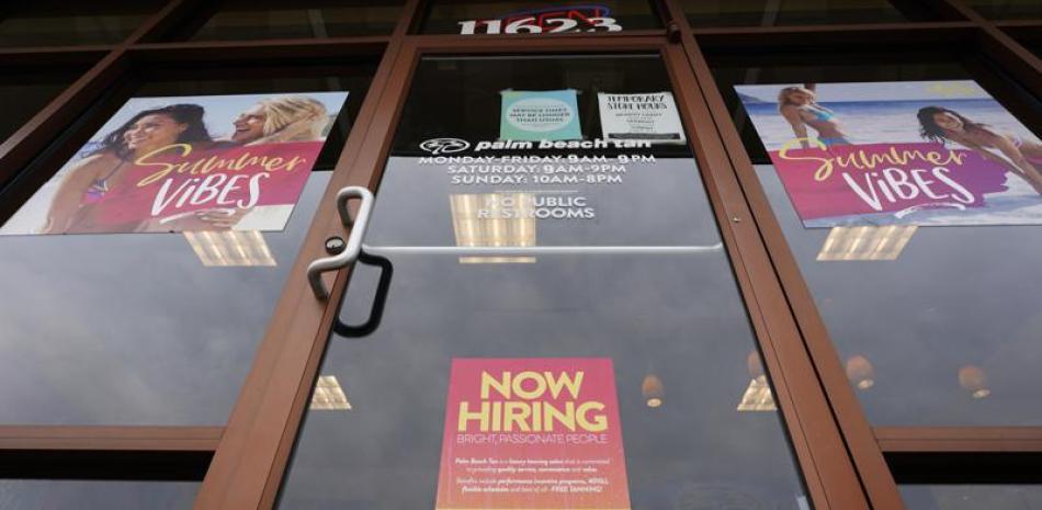 Un letrero de contrataciones abiertas se observa en un negocio de bronceado en Richmond, Virginia. Foto: Steve Helber/AP.
