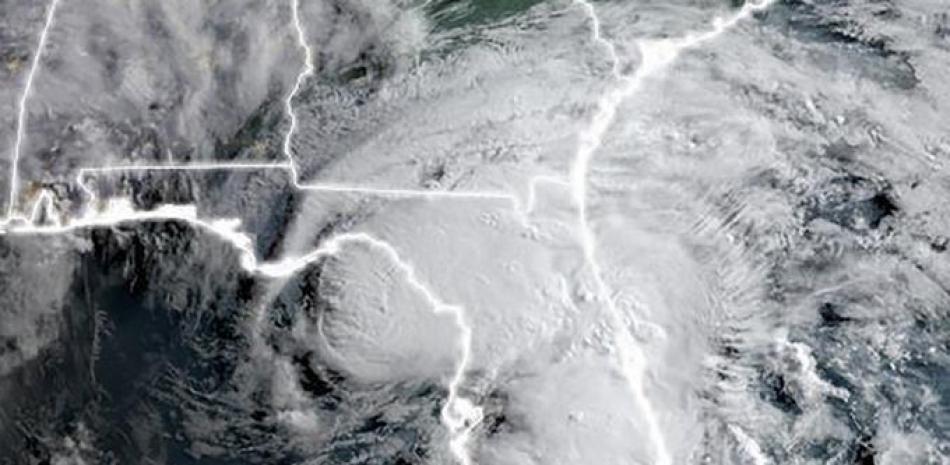 Esta imagen satelital de la Administración Nacional Oceánica y Atmosférica (NOAA) tomada a las 11:50 UTC del 7 de julio de 2021 muestra a la tormenta tropical Elsa ubicada a unas 70 millas (115 kilómetros) al noroeste de Tampa, Florida, con vientos máximos sostenidos cercanos a 65 mph (100 km / h). h), dijo el NHC en un aviso público a las 5 am. Folleto / NASA / NOAA / AFP