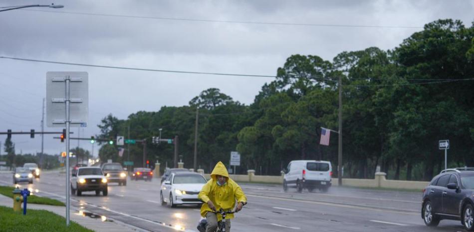Un ciclista y varios vehículos circulan por la avenida Bay Pines en St. Petersburg, Florida, el miércoles 7 de julio de 2021, después de que la tormenta tropical Elsa se desplazara por la zona de Tampa Bay. Foto: Martha Asencio-Rhine/AP.