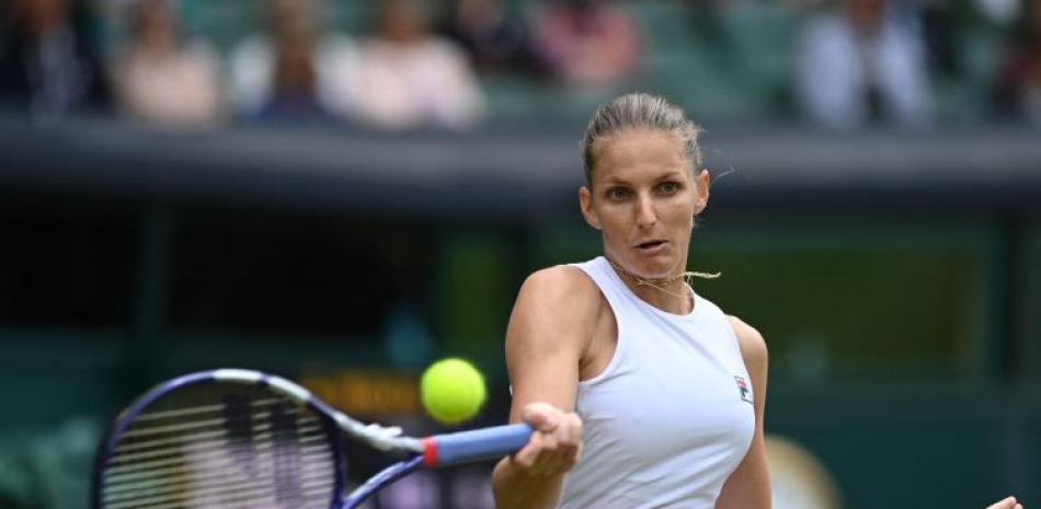 Karolina Pliskova aparece en acción durante la semifinal frente a Aryna Sabalenka en el Abierto de Wimbledon.