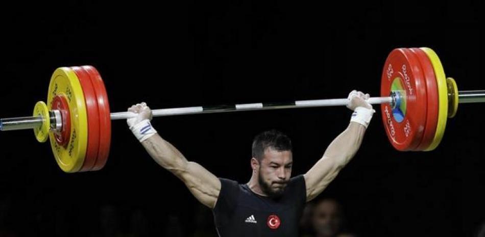 El pesista turco Daniyar Ismayilov compite en la categoría de los 69 kilogramos en los Juegos Olímpicos de 2016 en Río de Janeiro, Brasil.